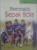 Bermain Sepak Bola